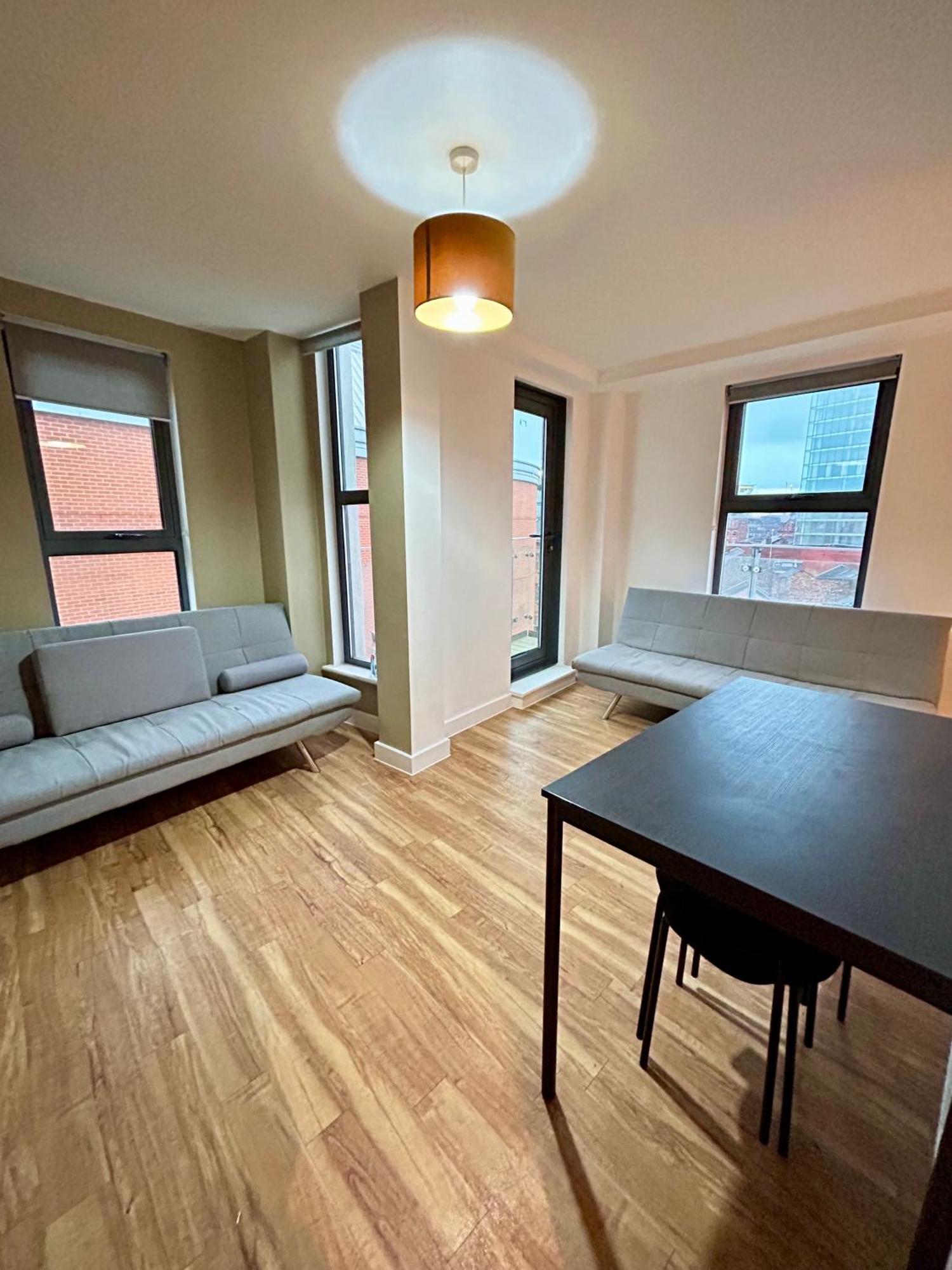 Centre 2 Bed With A Balcony * Манчестер